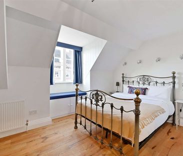 Grade II listed four bedroom townhouse adjacent to Windsor Castle a... - Photo 4