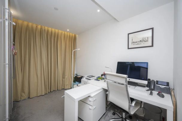 3 bedroom flat in 150 Vaughan Way - Photo 1