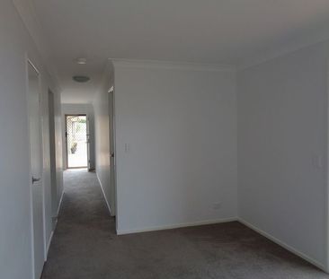 Low set Villa/Townhouse with low maintenance courtyard! Only 4 vill... - Photo 6