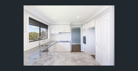 Updated Family Home in a Quiet Winmalee Location - Photo 5