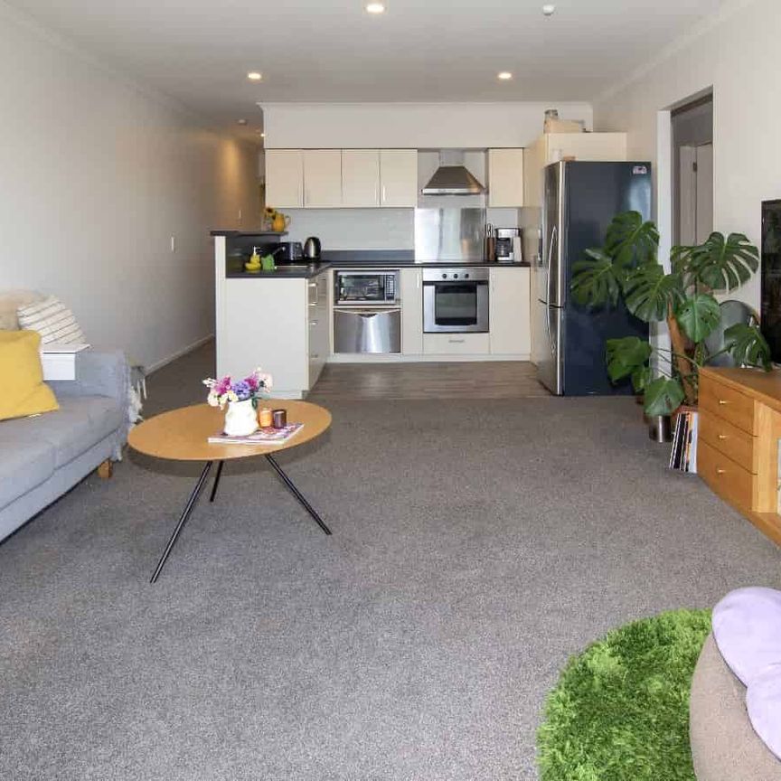 Sun-Drenched 3-Bedroom Top Floor Apartment - Photo 1