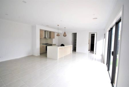 Family Townhouse in the Heart of Rosanna - Photo 5