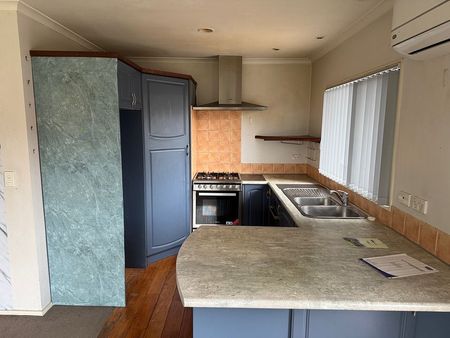 Charming 2-Bedroom Home in the Heart of Papatoetoe - Photo 2