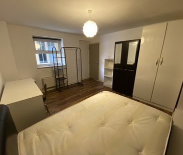 5 Bed - Flat 9, 1-9 Regent Road, Leicester, - Photo 2