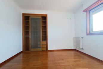 Apartamento T3 com Terraço Privativo para Arrendamento em Nova Queijas