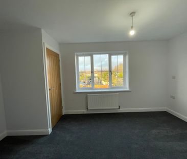 2 bedroom Semi-Detached House to let - Photo 2