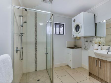 Freshly Updated 2 Bedroom Apartment In Prime Stafford Location. Walk To Shops And School - Photo 5