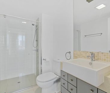 MODERN TWO BEDROOM, TWO BATHROOM, TWO CAR ACCOM - HEART OF PALM BEACH! - Photo 4