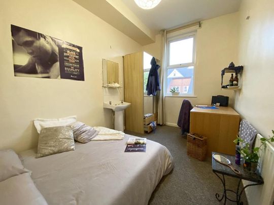 1 bedroom in a house share to rent - Photo 1