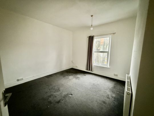 First-floor flat on Normanton Road, Derby. Features one bedroom, bright living room, gas central heating, and double-glazed windows. Conveniently located near shops, amenities, and transport links—ideal for singles or couples seeking comfort and easy access to the city. - Photo 1