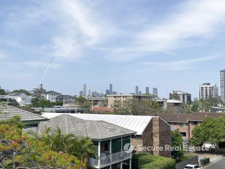 “Spacious Multi-Level Living in Toowong” - Photo 3