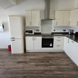 5 bedroom flat to rent - Photo 2