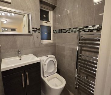 1 bedroom in a flat share to rent - Photo 3