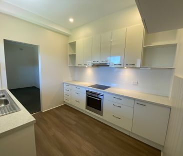 Fully Rennovated & Freshly Painted Family House in Eastwood - Photo 4