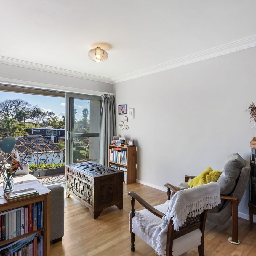 Beautiful Morningside Apartment-Light-Filled Top-Floor One Bedroom Apartment in Prime Location - Photo 1