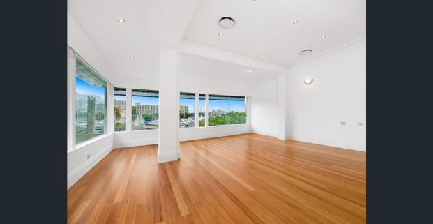 Beautifully Renovated Four-Bedroom Apartment in Prime Harbourside Location - Photo 1