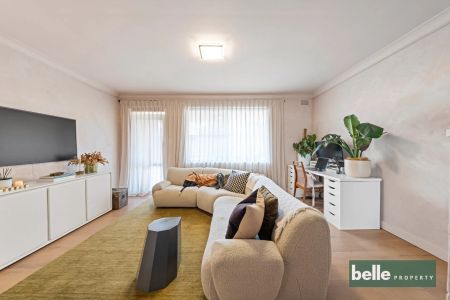 Stylish Top-Floor Apartment Offering Lifestyle & Convenience - Photo 3