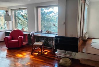 Piazza del Popolo: Lovely, modern 1 bedroom in private Villa. Entrance, spacious living-dining, fully equipped kitchen, bath and private terrace. Parquet floors Air conditioning, bright and silent. rif 364