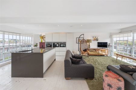 Church Street, London, W4 flat to rent - Photo 2