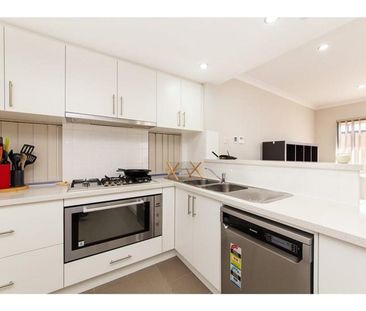 STUNNING TOWNHOUSE - QUIET LOCATION - Photo 6