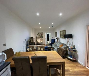 3 bedroom flat to rent - Photo 3