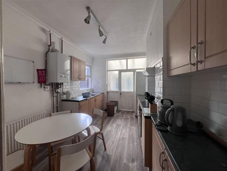 3 bedroom private hall to rent - Photo 3