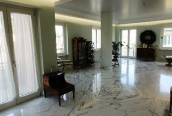 Aventino-S.Saba: Brand new 3 Bedroom, 3 bath, spacious triple living-dining room, modern kitchen, large balconies. Air conditioning, alarm, lots of natural light, located on quiet tree lined street walking distance to all services, metro, FAO. Ref 2057