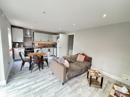 2 bedroom flat to rent - Photo 2