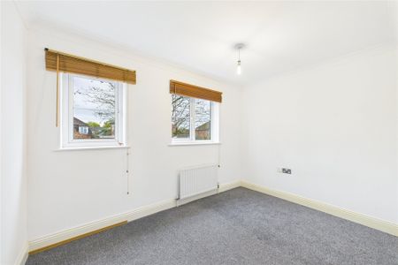 2 bedroom Flat in Green Lane, Windsor - Photo 4