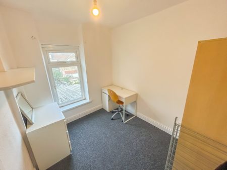 Birchwood Avenue, Treforest - Photo 2