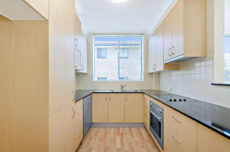 Bright & Spacious Two Bedroom Apartment - Photo 2