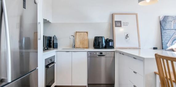 Modern One Bedroom Apartment! - Photo 2