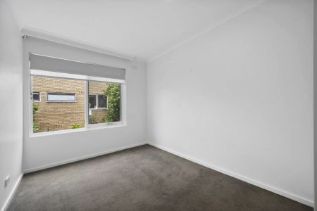 Modern comfort in a prime Thornbury location - Photo 3