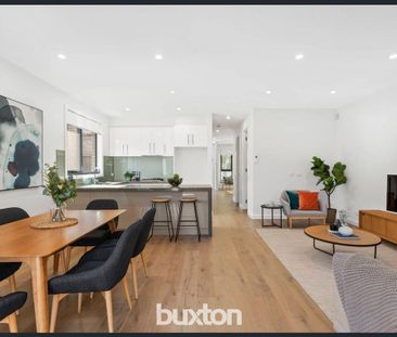 SPACIOUS DOUBLE STOREY TOWNHOUSE IN PRIME MENTONE LOCATION! - Photo 6