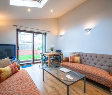 Stylish, contemporary six bed property - Photo 3