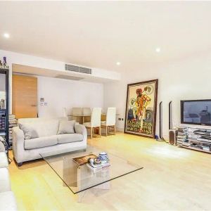 2 bedroom flat in 27 Monck Street - Photo 2