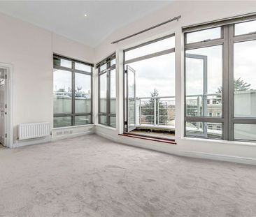 A bright and modern penthouse apartment located in Teddington town ... - Photo 3
