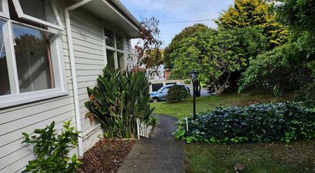 Cozy 3 bedroom house in a good neighbourhood - Photo 2