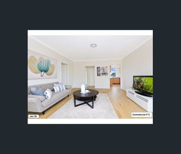 Top Floor Apartment - Perfectly located - Close to Transport - Photo 2