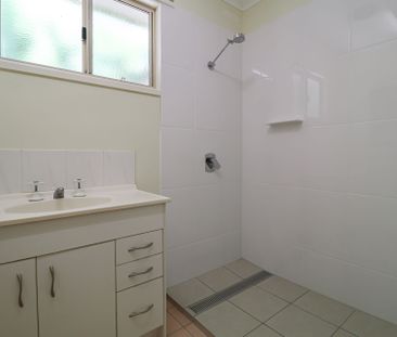 NEAT 3 BEDROOM HOME WITH 2 GARDEN SHEDS IN QUIET CUL-DE-SAC - Photo 3