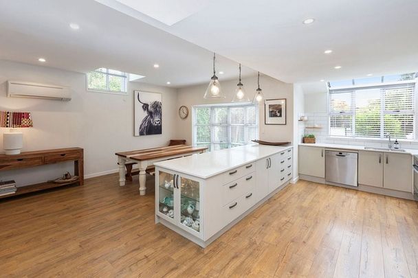 Large Family Home, newly renovated! - Photo 1