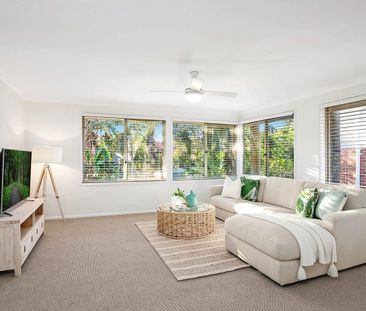 Family Home with Salt Water Swimming Pool + Double Lock Up Garage -... - Photo 2
