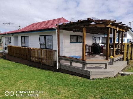 Fully fenced quality home on good location - Photo 2