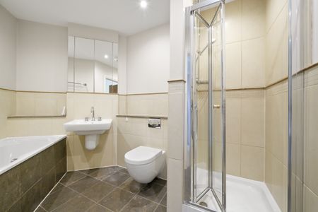 Claremont Lane, Esher, Surrey, KT10 flat to rent - Photo 3