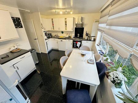 1 bedroom in a flat share to rent - Photo 4