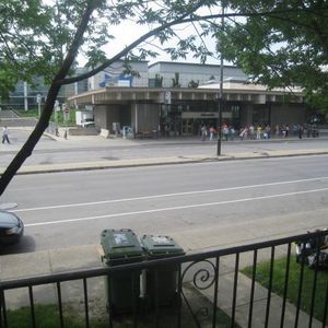 Grand 4 1/2 face métro Viau / dernier étage - Longue durée - Photo 2