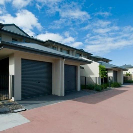 Three bedroom and two bathroom - Photo 1