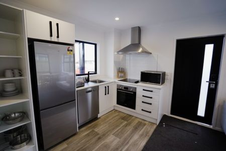 These are great studio rooms, within walking distance to local shops and University. - Photo 2