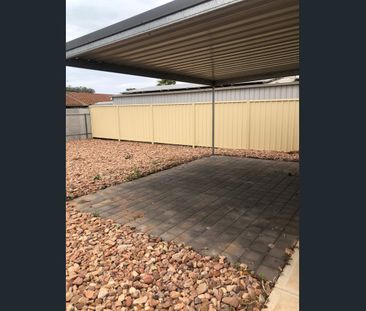 WORTH A LOOK - Photo 6