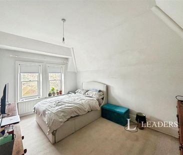 3 bedroom flat to rent - Photo 3